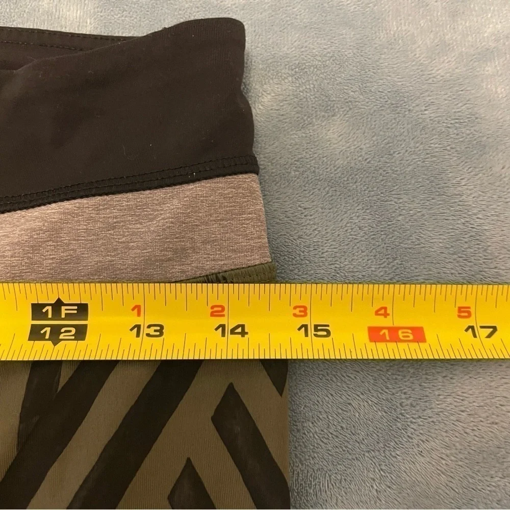 Lululemon Cropped Leggings Green and Black Size 6 - Picture 8 of 9